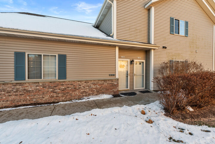 Property Photo:  2105 Pine Ridge Ct H  WI 53024 