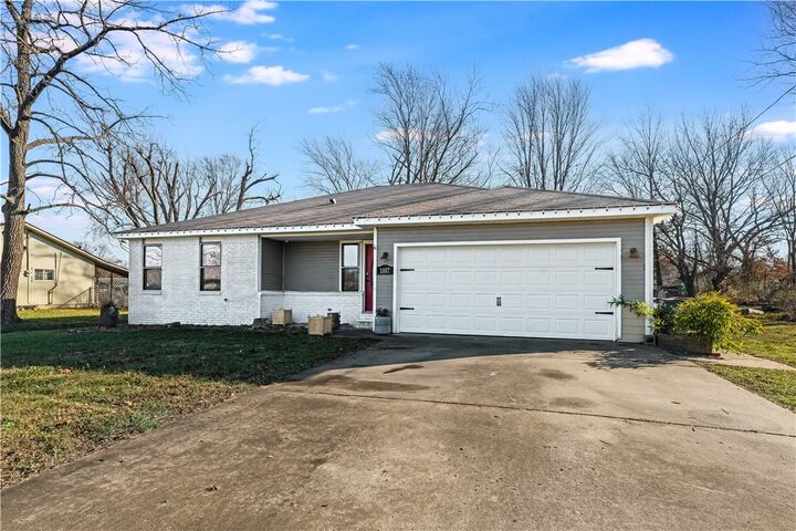 Property Photo:  1107 SE C Street  AR 72712 