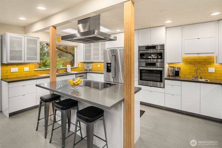 Property Photo:  916  164th Place NE  WA 98008 