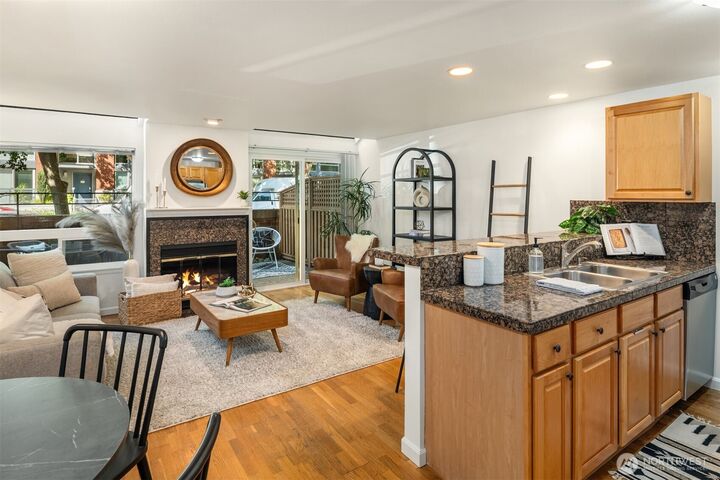 Property Photo:  512  10th Avenue E 3  WA 98102 