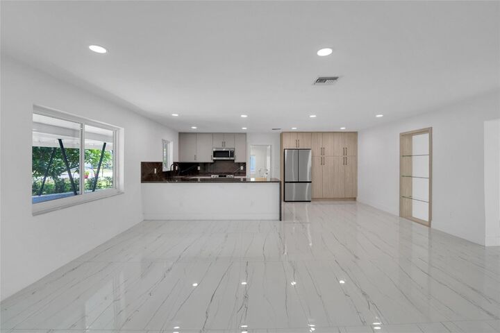 Property Photo: 121 SE 8th Street FL 33060