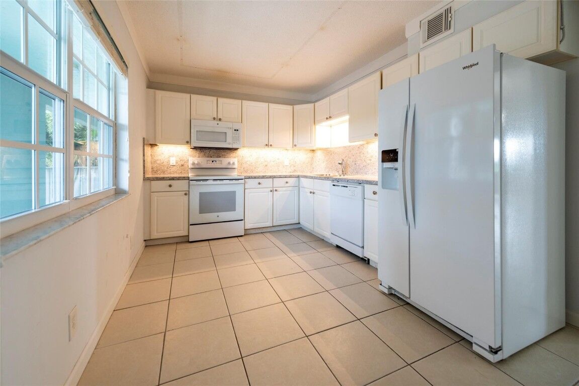 Property Photo:  806 Cypress Grove Lane 309  FL 33069 