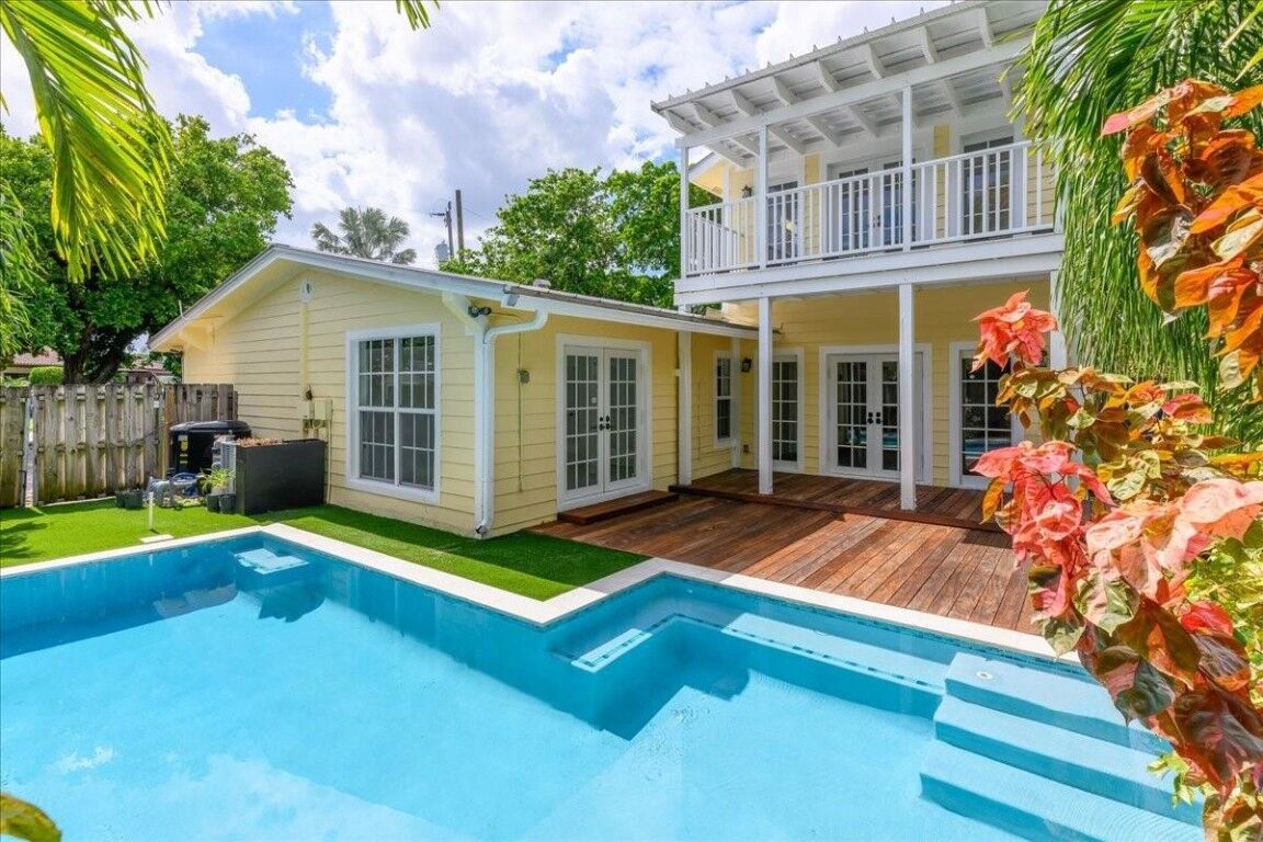 Property Photo:  2400 NE 19th Avenue  FL 33305 