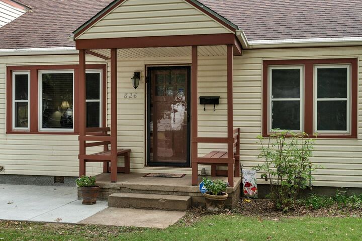 Property Photo:  826 S Dellrose Ave  KS 67218-2314 