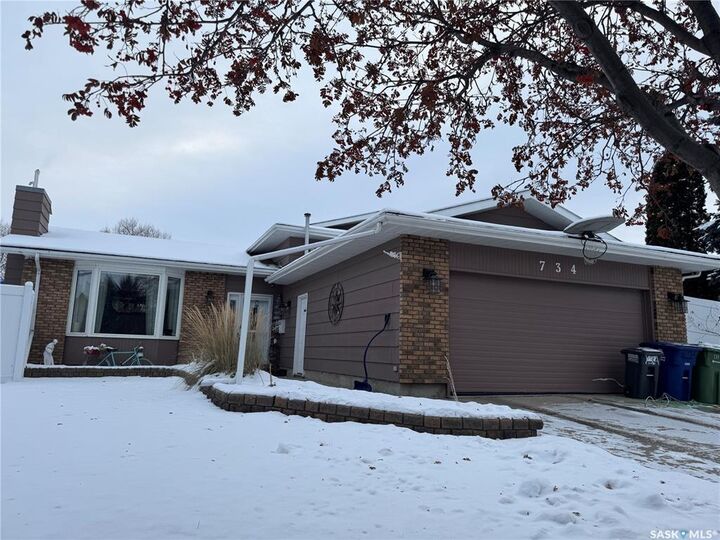 Property Photo: 734 Wollaston Court SK S7J 4E5