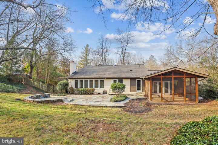 Property Photo:  6154 Beachway Drive  VA 22041 