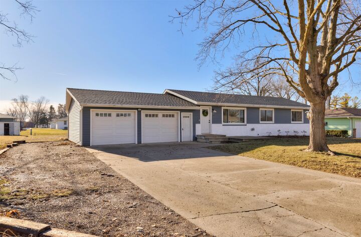 Property Photo:  602 2nd Avenue  IA 50244 