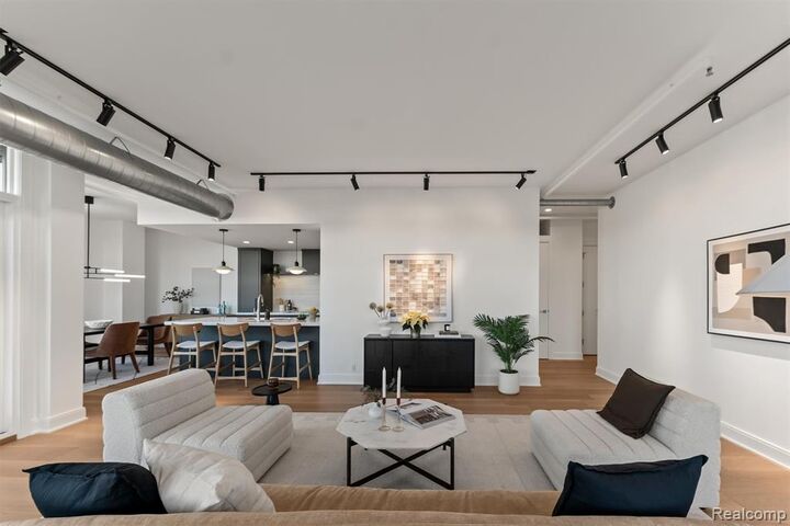 Property Photo:  2051 Villa Road 401  MI 48009 6571 