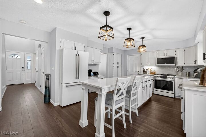 Property Photo:  100 Pembridge Court  OH 44054 