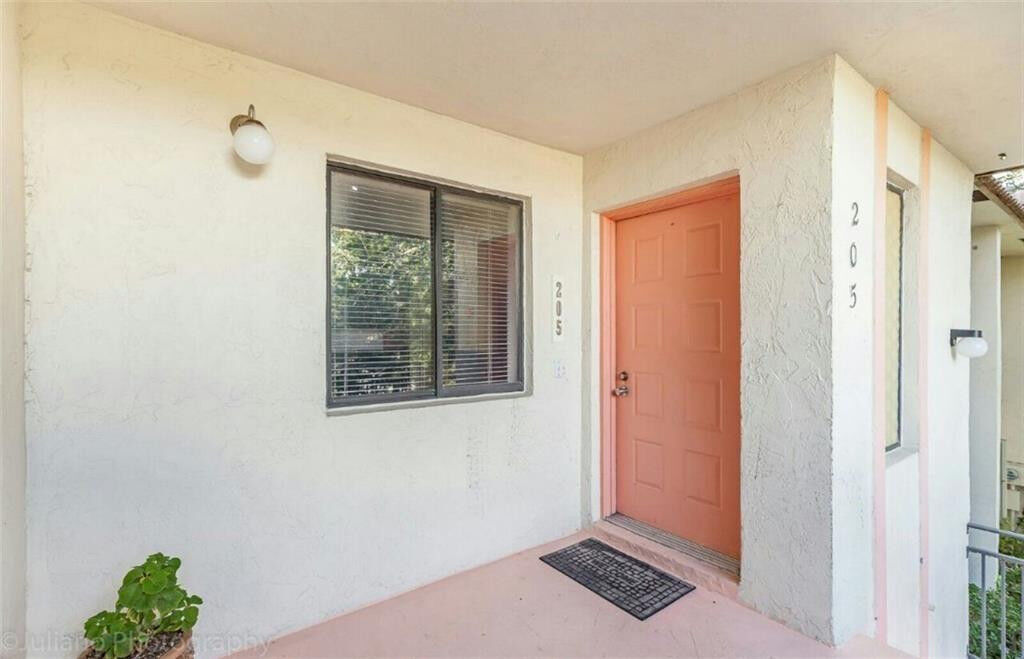 Property Photo: 403 Lakeview Drive 205 FL 33326