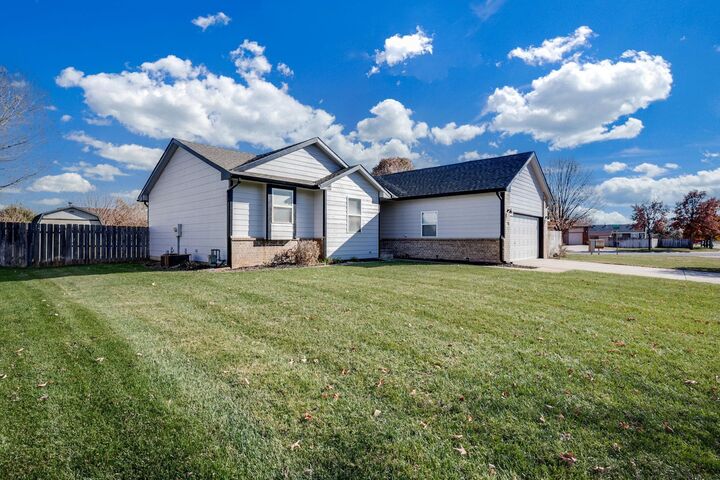 Property Photo:  4410 S Saint Paul Cir  KS 67217 