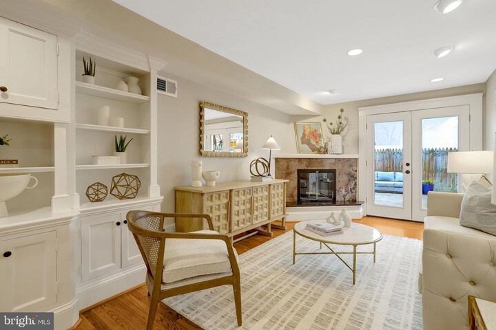 Property Photo: 306 N Alfred Street VA 22314