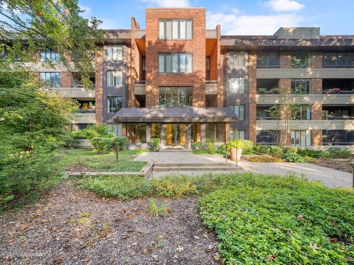 Property Photo:  1401 Burr Oak Road 114B  IL 60521 