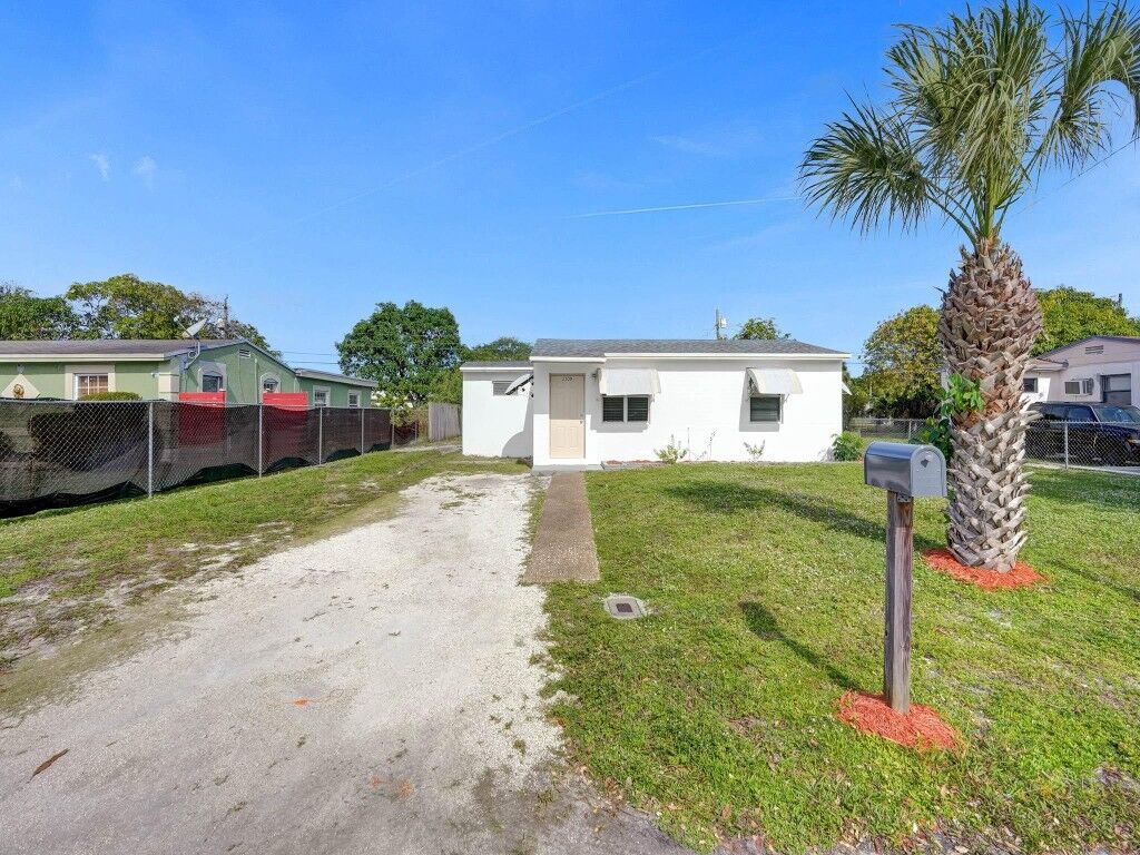 Property Photo:  2309 NW 14th Court  FL 33311 