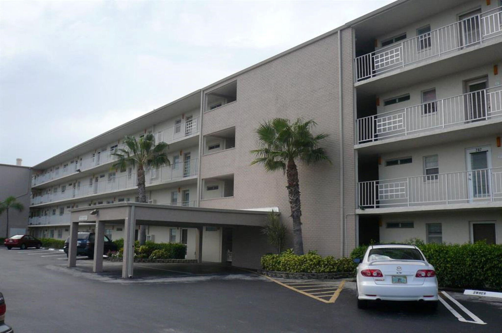 Property Photo:  2601 NE 3rd Court 307  FL 33435 