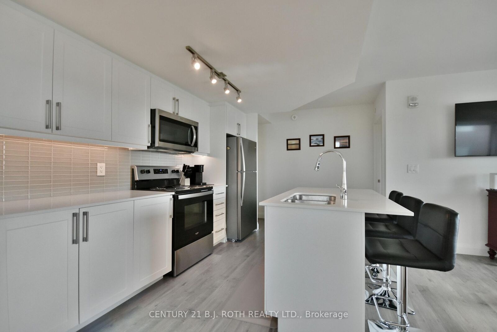 Property Photo: 58 Lakeside Terrace 818 ON L4M 0L5