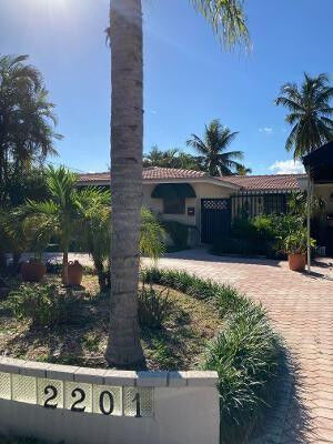 Property Photo: 2201 NE 19th Avenue FL 33305