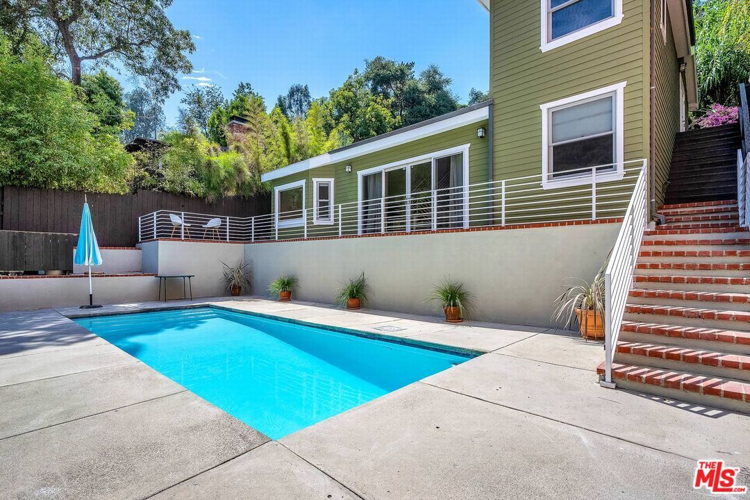 Property Photo:  8621 Lookout Mountain Ave  CA 90046 