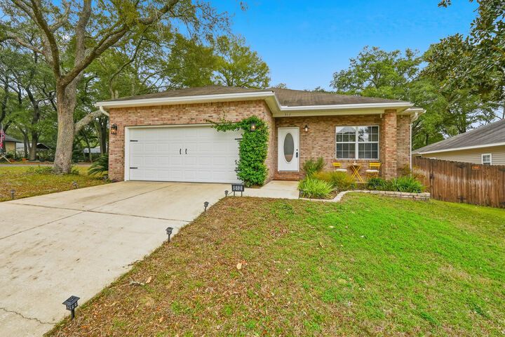 Property Photo:  512 Hickory Avenue  FL 32578 