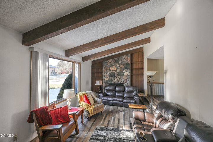 Property Photo: 524 Weatherby Way ND 58503