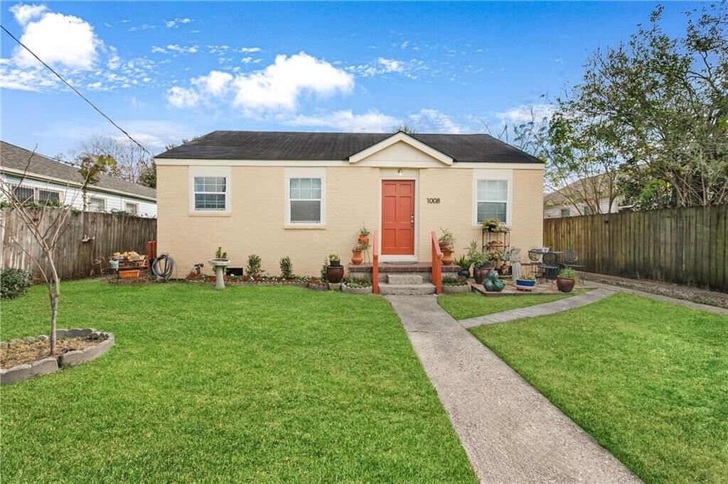 Property Photo:  1008 Clay Street  LA 70062 