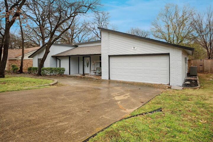 Property Photo:  2829 Southridge Drive  TX 76051 