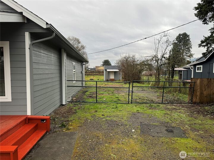 Property Photo:  204  2nd Ave Avenue N  WA 98001 