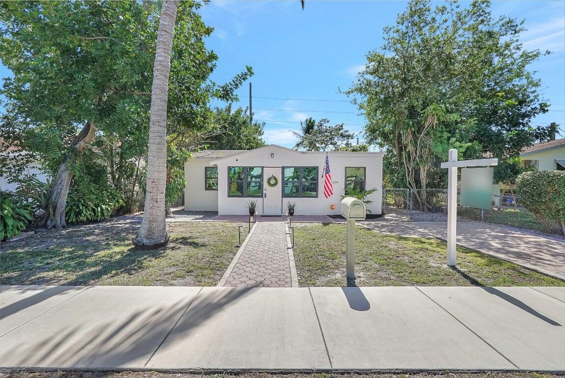 Property Photo: 2334 Cleveland Street FL 33020
