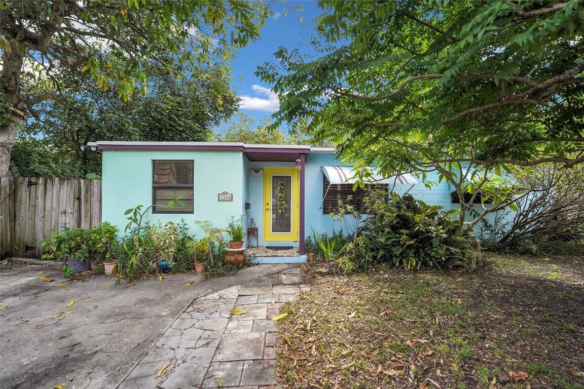 Property Photo:  1326 SW 23rd Avenue  FL 33312 
