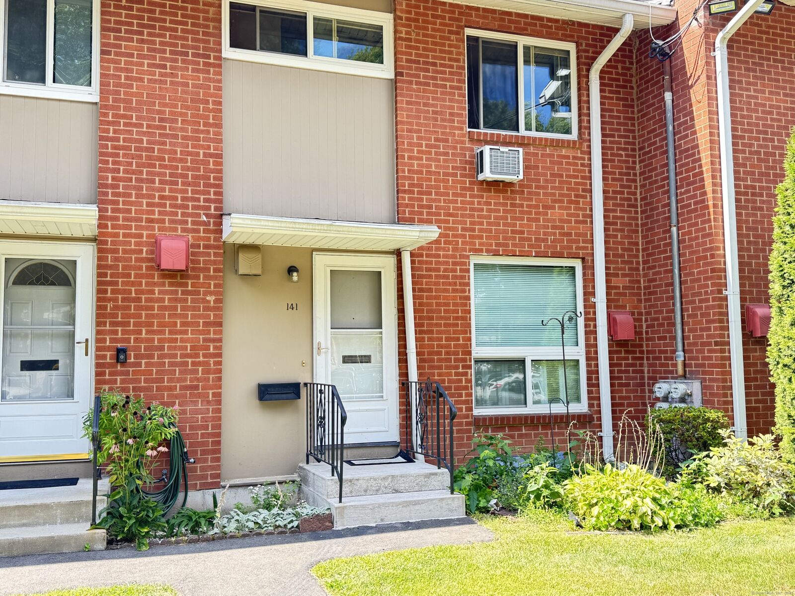 Property Photo:  141 Worth Avenue  CT 06518 