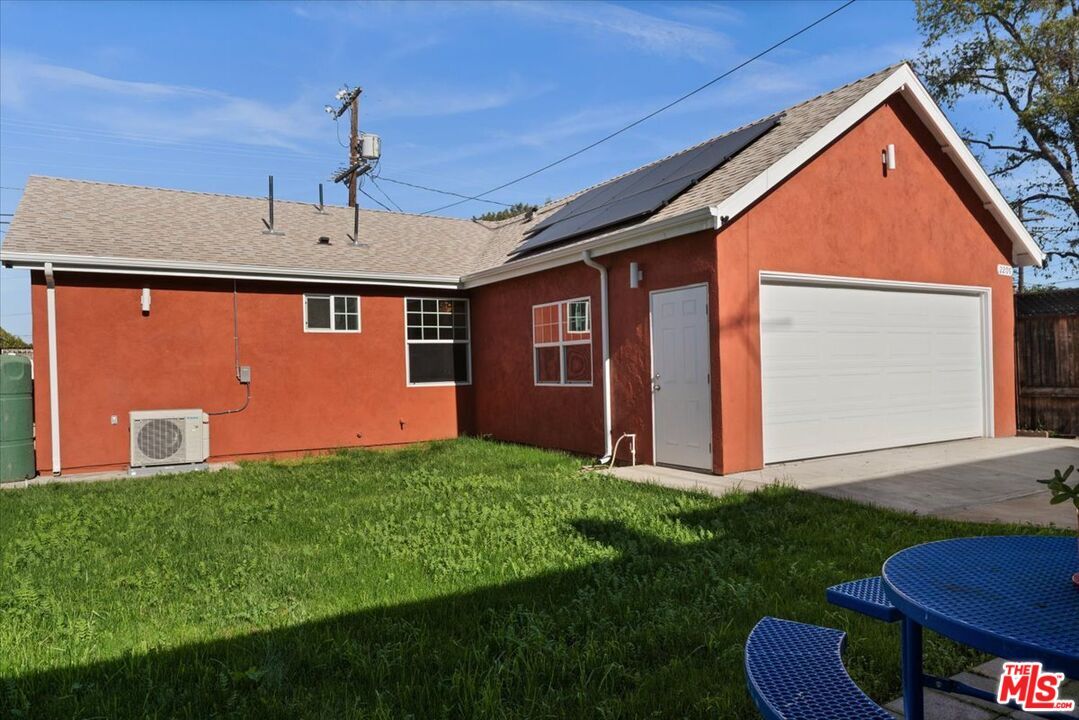 Property Photo:  2207 W 20th St  CA 90018 