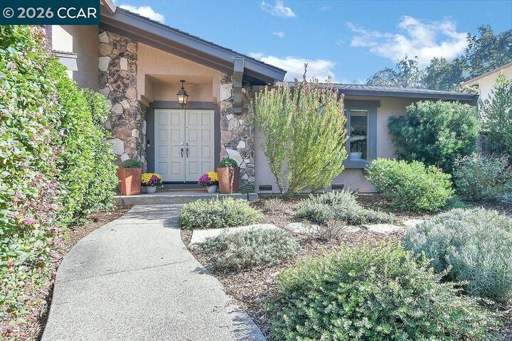 Property Photo:  916 Calle Verde  CA 94553 