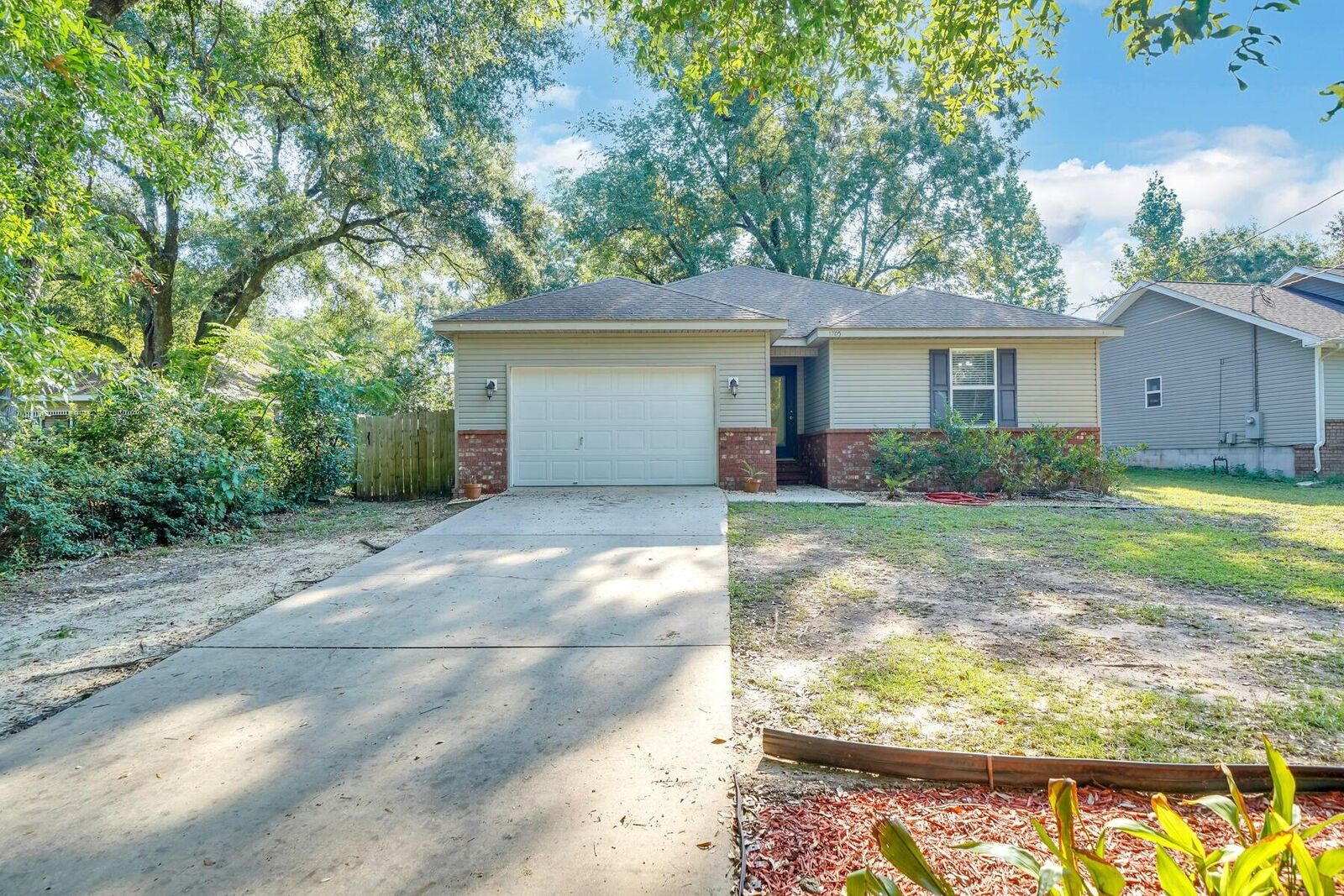 Property Photo:  1705 N Pearl Street  FL 32536 