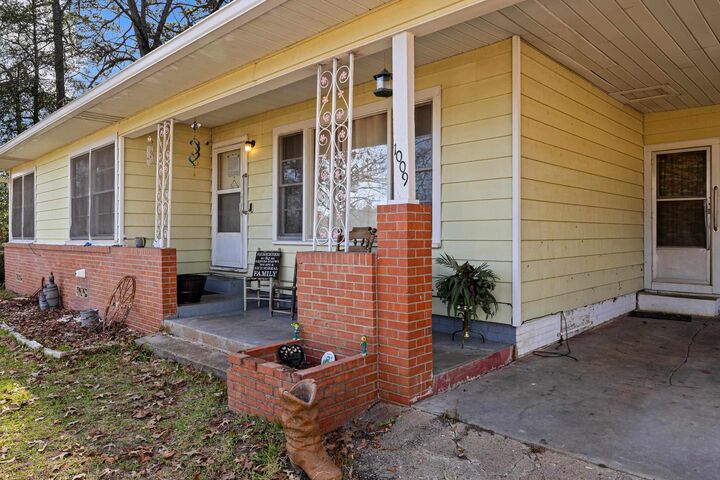 Property Photo:  1009 Delia Drive  TX 75601 
