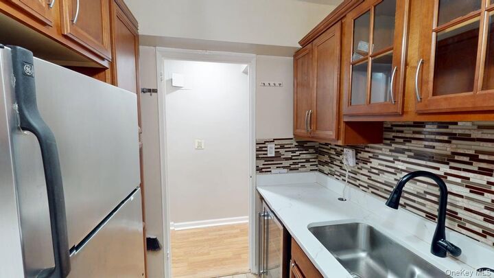 Property Photo:  678 Warburton 6B  NY 10701 
