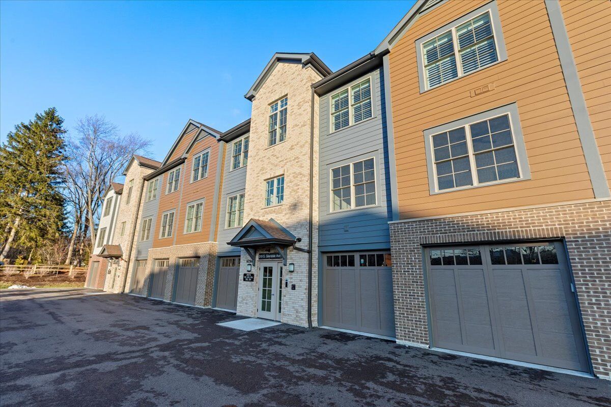 Property Photo:  319 S Glendale Avenue 303  IL 60010 