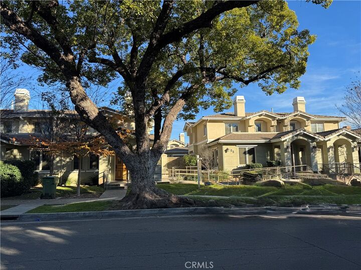 Property Photo:  88 N Roosevelt Avenue 19  CA 91107 