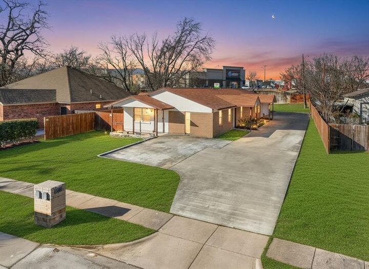Property Photo:  112 Del Rio Avenue A &Amp B  TX 76126 