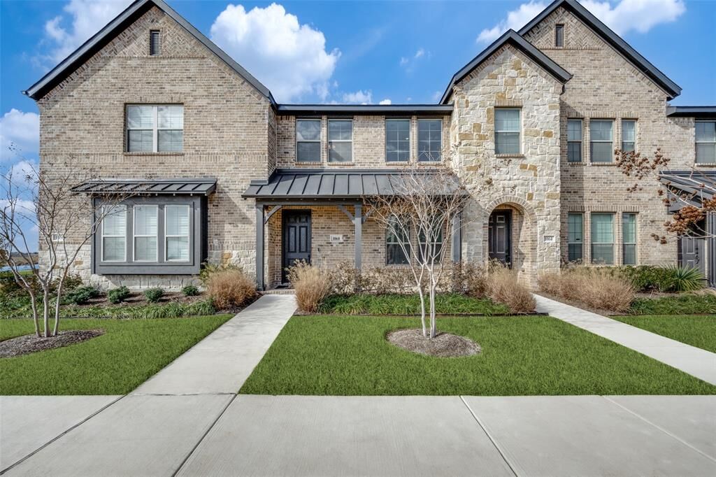 Property Photo: 1060 Homestead Way TX 76226