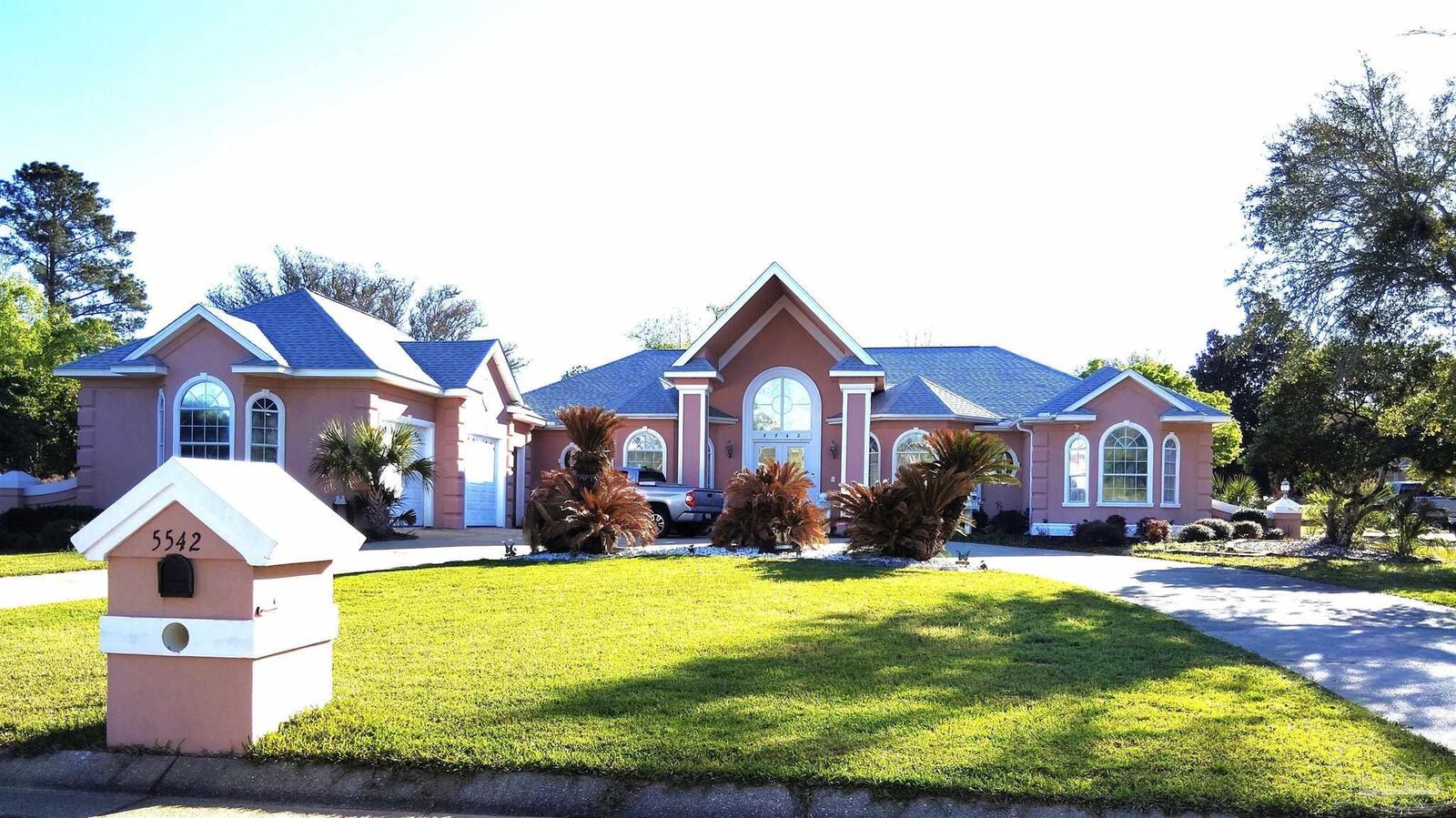 Property Photo: 5542 Oakmont Dr FL 32571