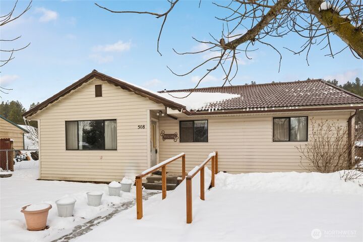 Property Photo:  508 W Fifth Street  WA 98922 