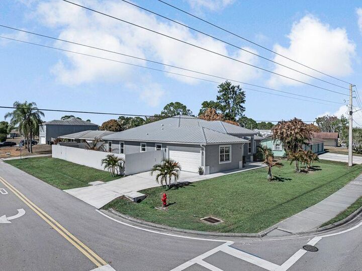 Property Photo:  2092 SW Airoso Boulevard  FL 34984 