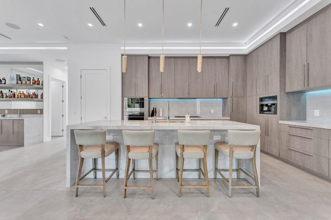 Property Photo:  723 S Lake Avenue  FL 33483 