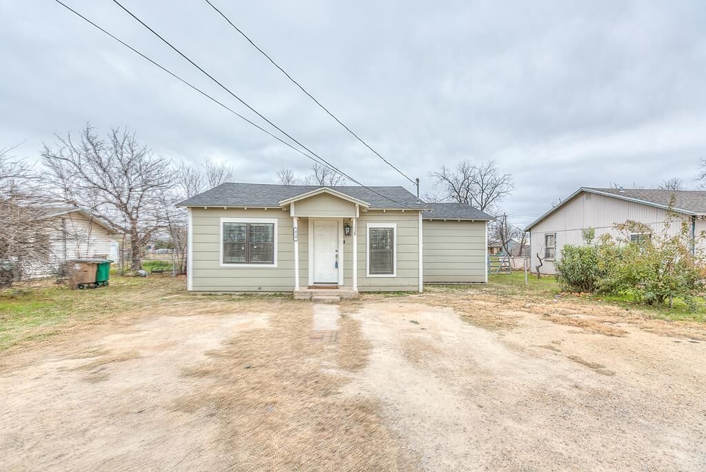 Property Photo:  419 E 29th St  TX 76903 