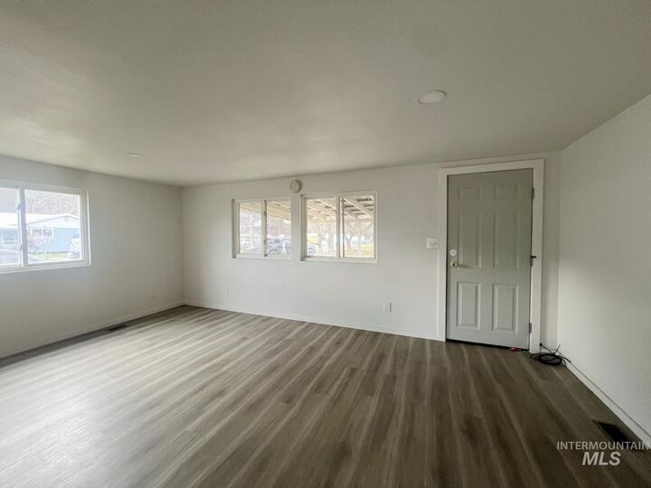 Property Photo: 614 Pine Ave ID 83539