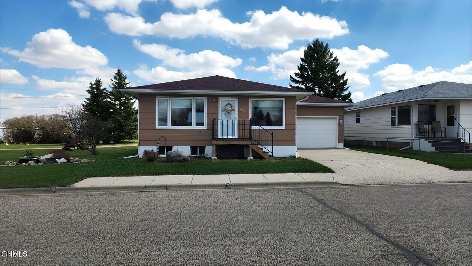Property Photo: 207 Roosevelt Avenue ND 58576