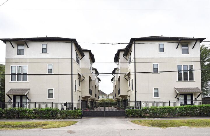 Property Photo:  5813A Kiam Street  TX 77007 