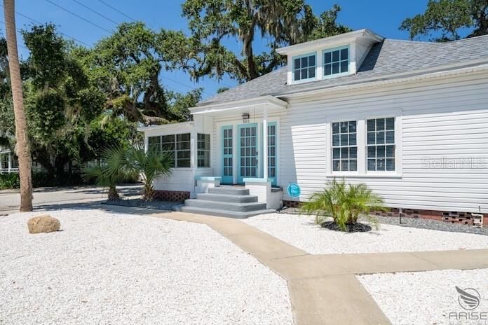 Property Photo:  301 Live Oak Street  FL 32168 