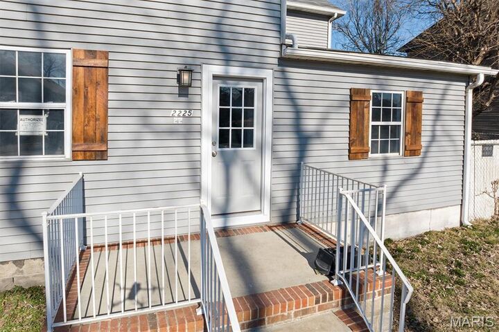 Property Photo:  2225 Iowa Street  IL 62040 