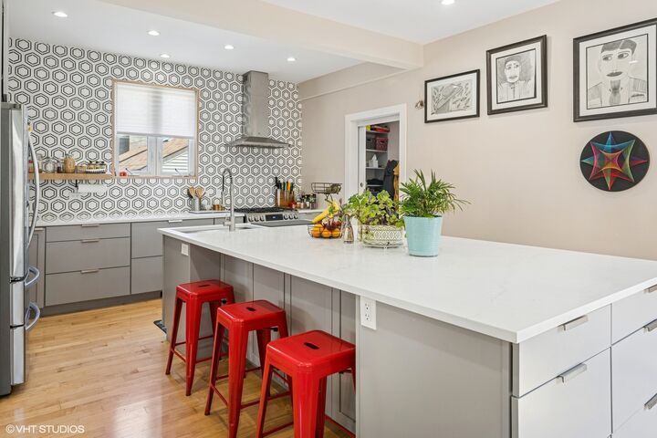 Property Photo:  4911 N Ashland Avenue  IL 60640 